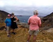 Sea lion and diver at Kicker Rock - Lobo marino y buzo en León Dormido